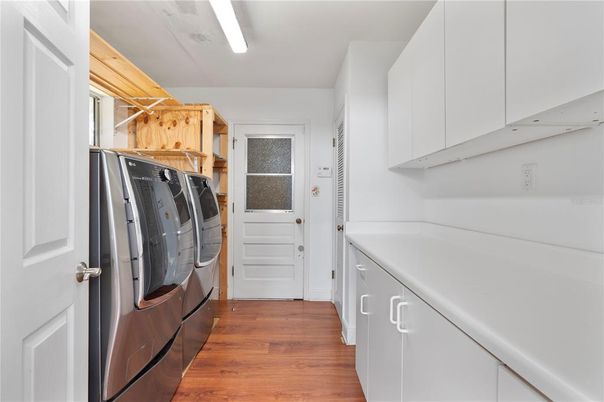 Interior, Washer, Wood Texture Flooring