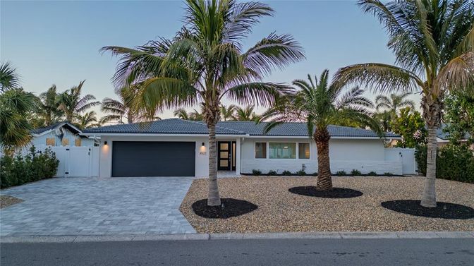 Attached, Exterior, Facade, Ranch