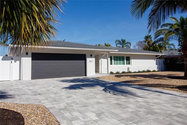 Attached, Exterior, Facade, Ranch