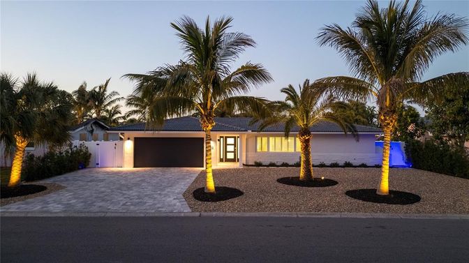 Attached, Exterior, Facade, Ranch