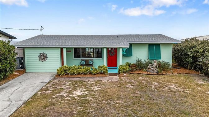 Exterior, Facade, Ranch