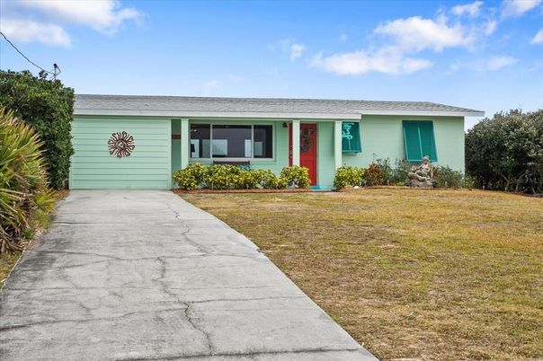 Exterior, Facade, Ranch