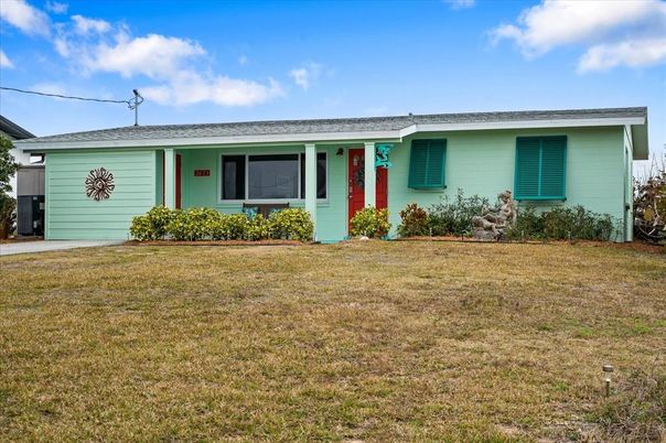 Backyard, Exterior, Facade, Ranch