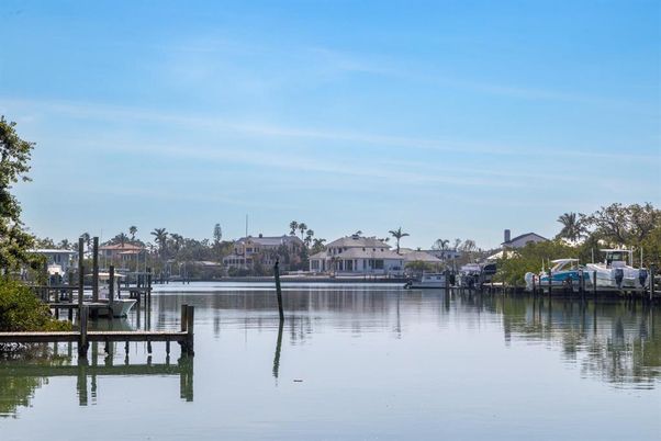 Exterior, Lake