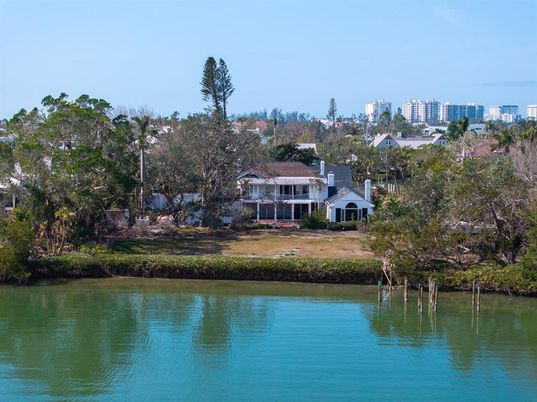 Exterior, Lake