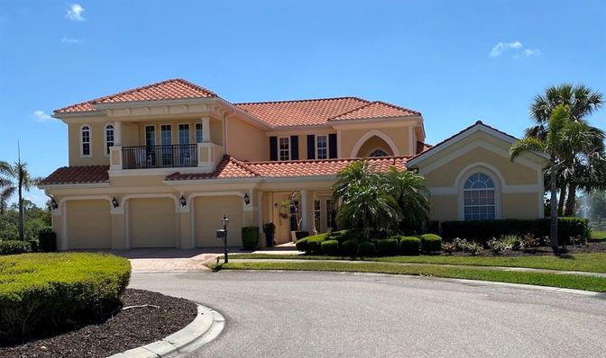 Attached, Exterior, Facade, Mediterranean