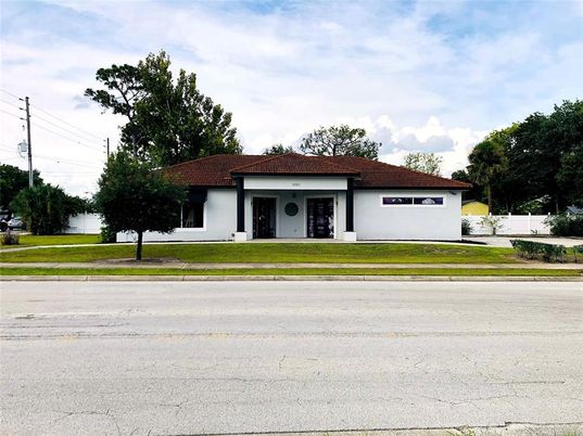Exterior, Facade, Ranch