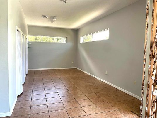 Empty room, Interior