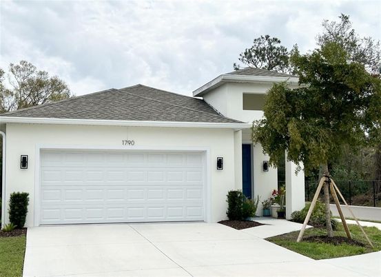 Attached, Exterior, Facade, Ranch