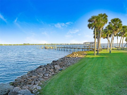 Exterior, Lake