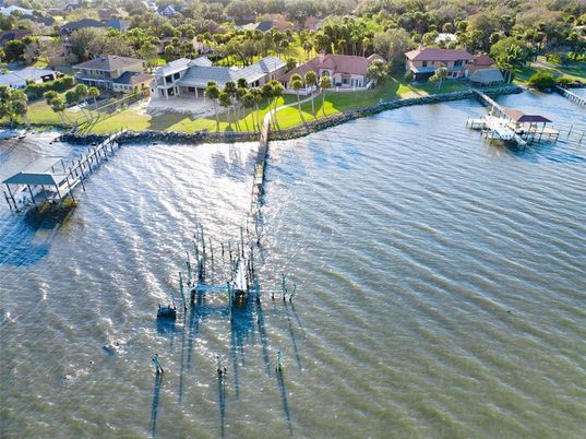 Exterior, Lake