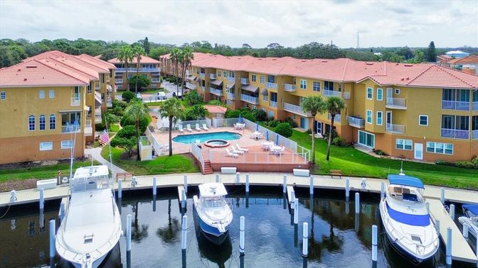 Exterior, Lake, Pool