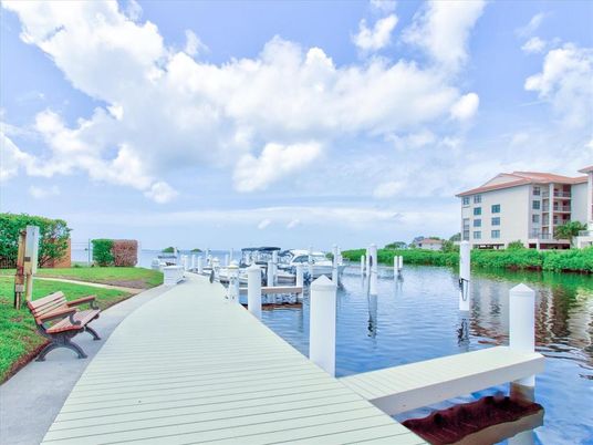 Exterior, Lake