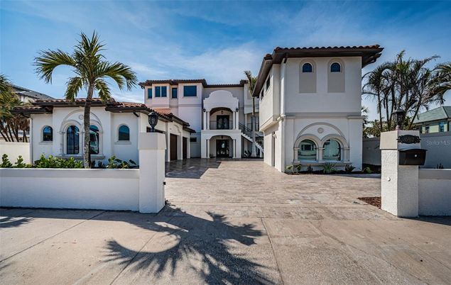 Exterior, Facade, Mediterranean