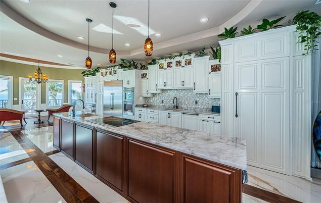 Chandelier, Dining room, Interior, Kitchen, Marble, Pendant Lights, Recessed Lighting, Stainless Steel Appliances