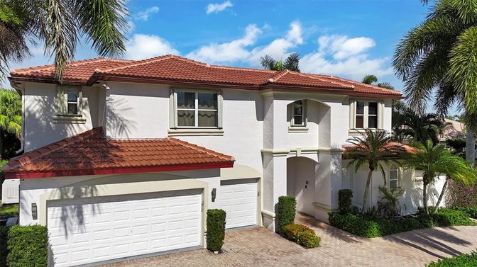 Attached, Exterior, Facade, Mediterranean