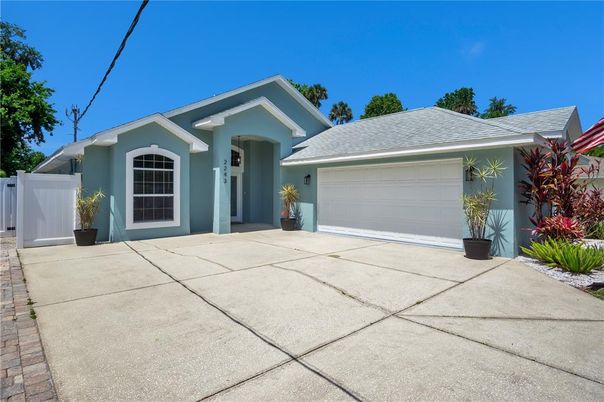 Attached, Exterior, Facade, Ranch