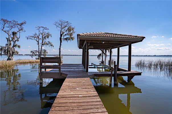 Exterior, Lake