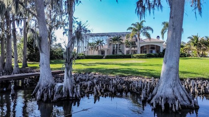 Exterior, Lake