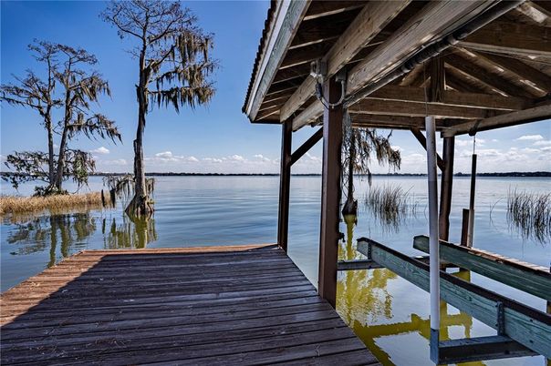 Exterior, Lake