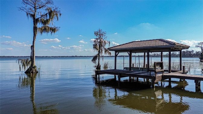 Exterior, Lake