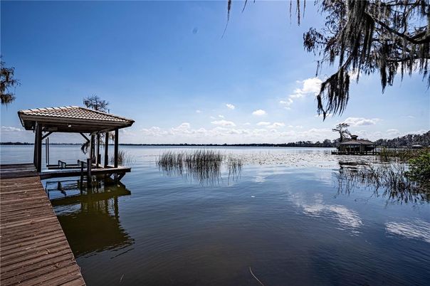 Exterior, Lake