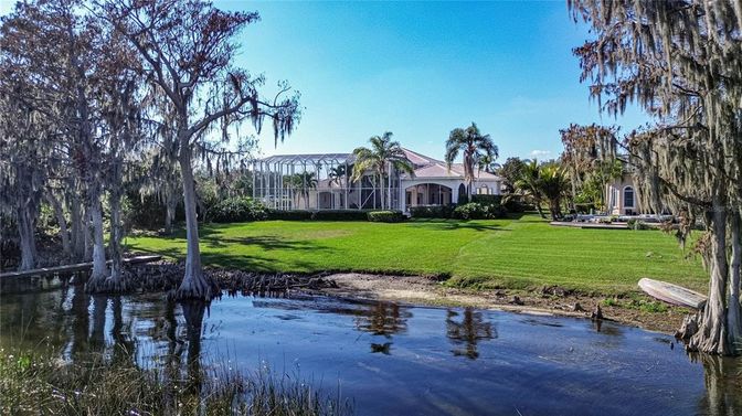 Exterior, Lake