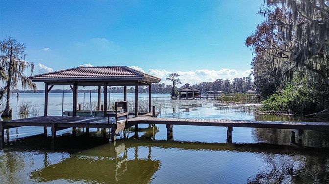 Exterior, Lake