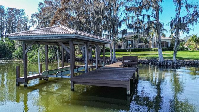 Exterior, Lake