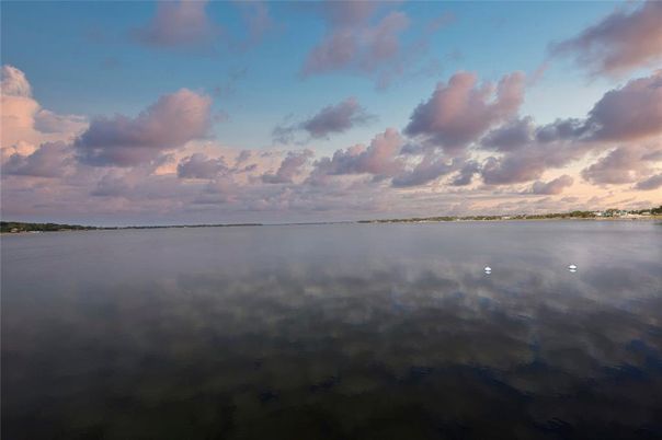 Exterior, Lake