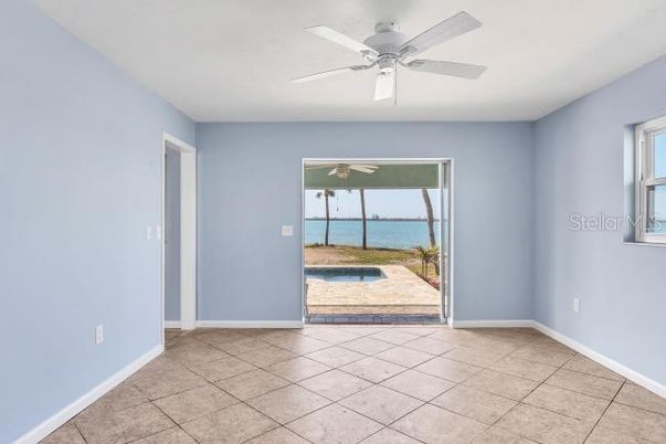 Empty room, Interior, Water
