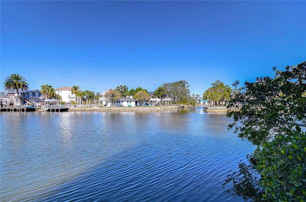 Exterior, Lake