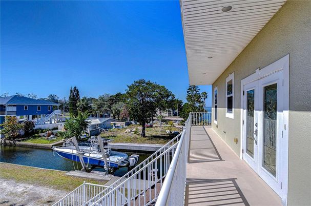 Exterior, Lake