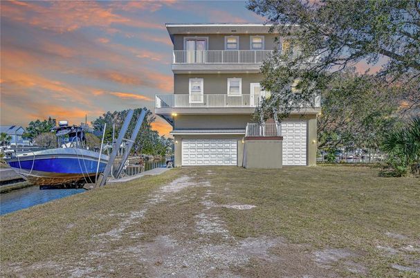 Exterior, Lake