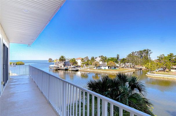 Exterior, Lake