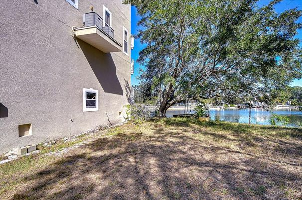 Exterior, Lake
