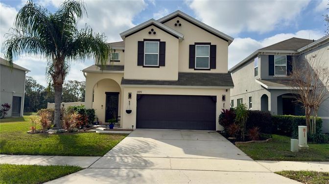 Attached, Exterior, Facade, Mediterranean