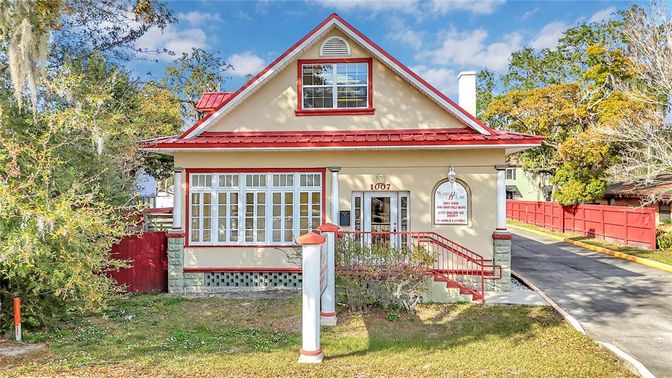 Exterior, Facade, Queen Anne Victorian