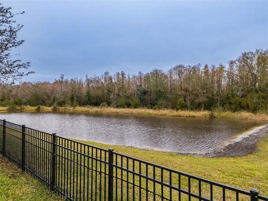 Exterior, Lake
