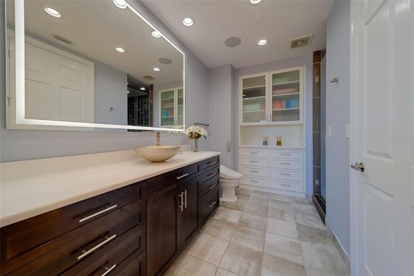 Bathroom, Dual Sink Vanities, Interior, Recessed Lighting