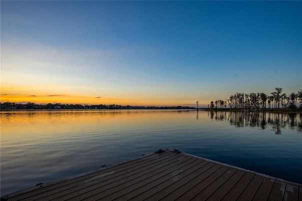 Exterior, Lake