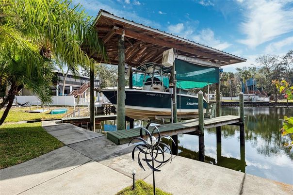 Exterior, Lake