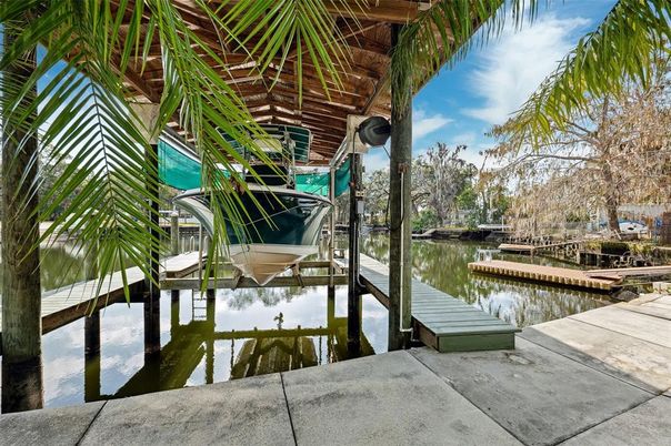 Exterior, Lake