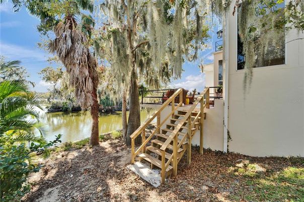 Exterior, Lake