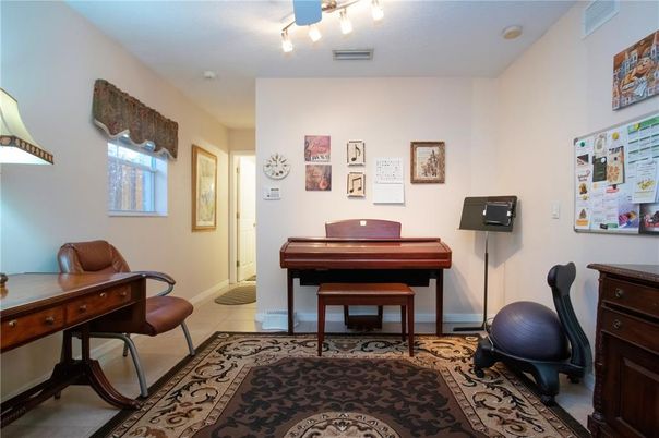 Interior, Piano