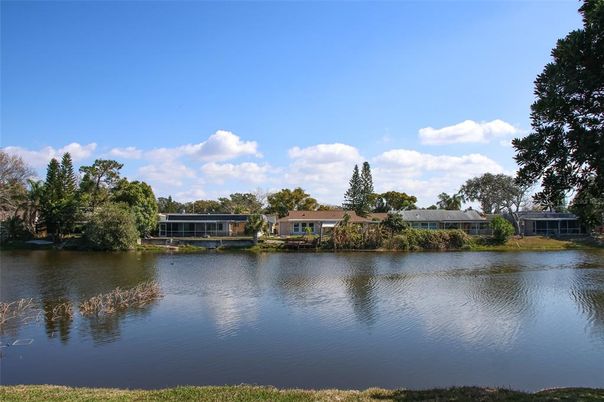 Exterior, Lake