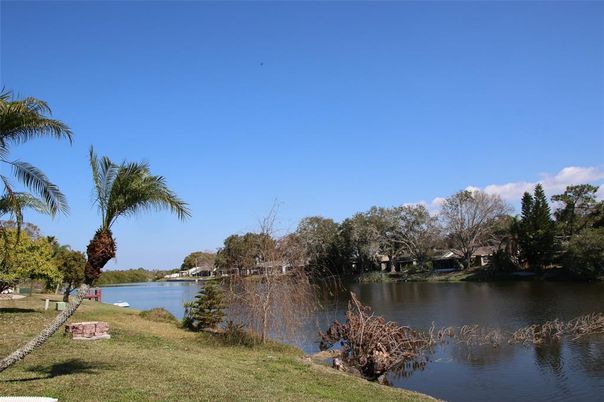 Exterior, Lake