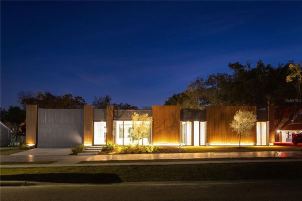 Exterior, Facade, Modern