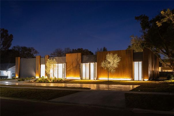 Exterior, Facade, Modern