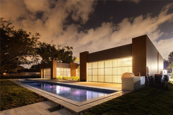 Exterior, Facade, Pool, Modern
